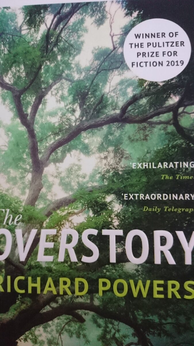Book cover of "The Overstory" by Richard Powers, featuring a large green tree canopy and a sticker noting the Pulitzer Prize for Fiction 2019.
